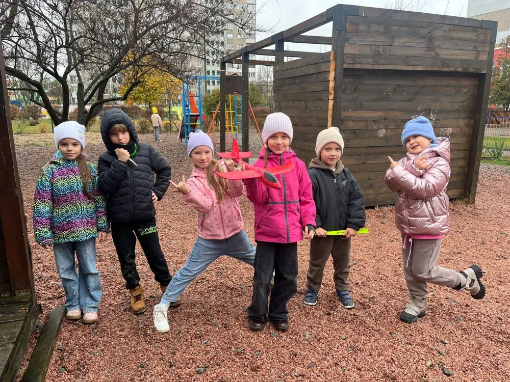 Діти на подвір'ї Discovery School