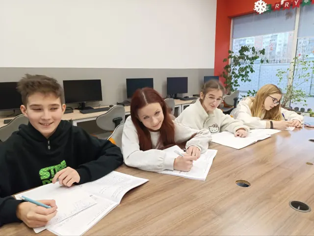 Учні Discovery за партами на уроці