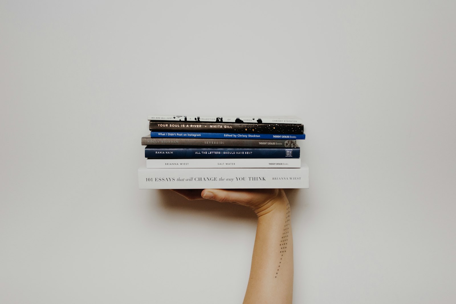 Стос книжок у руках