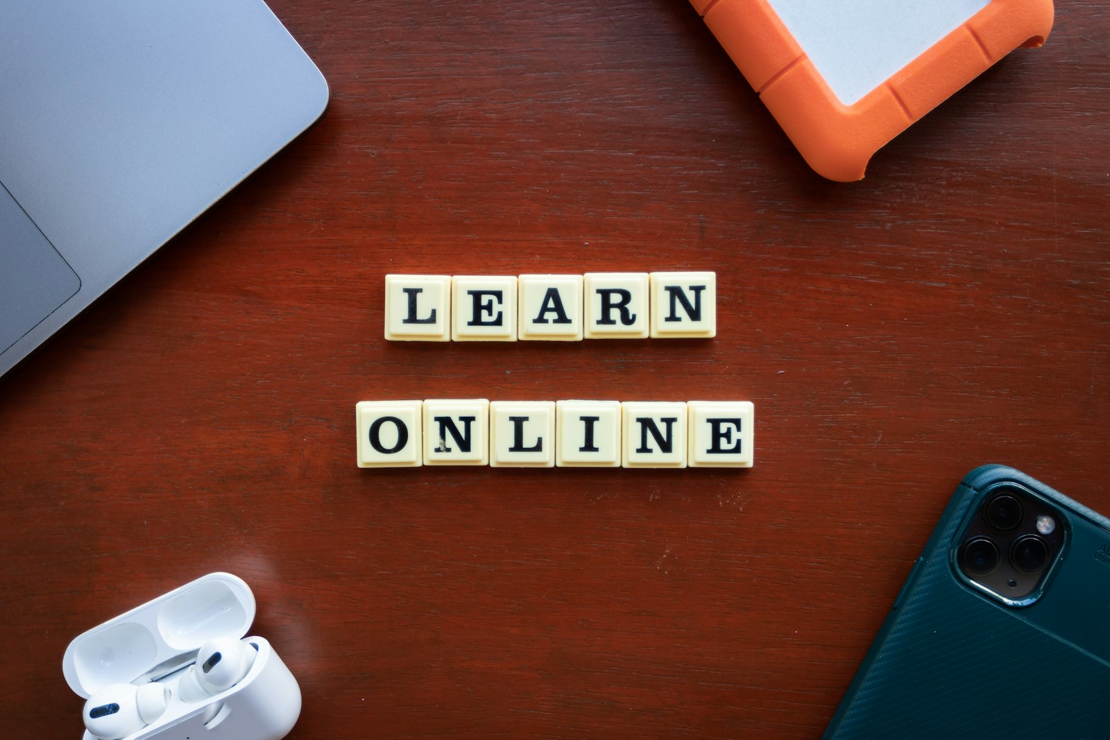 Дерев'яні літери на столі складають напис learn online